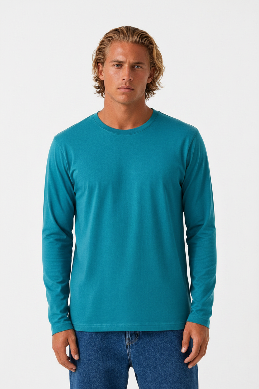 Model med aqua blå langærmet trøje